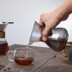 ⁦إبريق قهوة زجاجي مخطط يُغسل يدويًا، مناسب للاستخدام المنزلي، مزود بفلتر وكوب قهوة.⁩ - الصورة ⁦3⁩