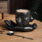 ⁦كوب قهوة معطر يدوي الصنع من السيراميك عالي الحرارة، بتصميم فني تجريدي إبداعي.⁩ - الصورة ⁦6⁩
