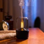 ⁦مرطب هواء محمول يعمل بضوء الشموع، مزود بمنفذ USB، سعة 120 مل، يعمل بالكهرباء، وينتج رذاذًا باردًا، ويستمر مفعوله من 8 إلى 12 ساعة، مع ضوء ليلي LED.⁩ - الصورة ⁦3⁩