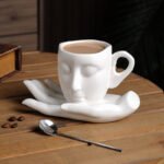 ⁦كوب قهوة معطر يدوي الصنع من السيراميك عالي الحرارة، بتصميم فني تجريدي إبداعي.⁩ - الصورة ⁦10⁩